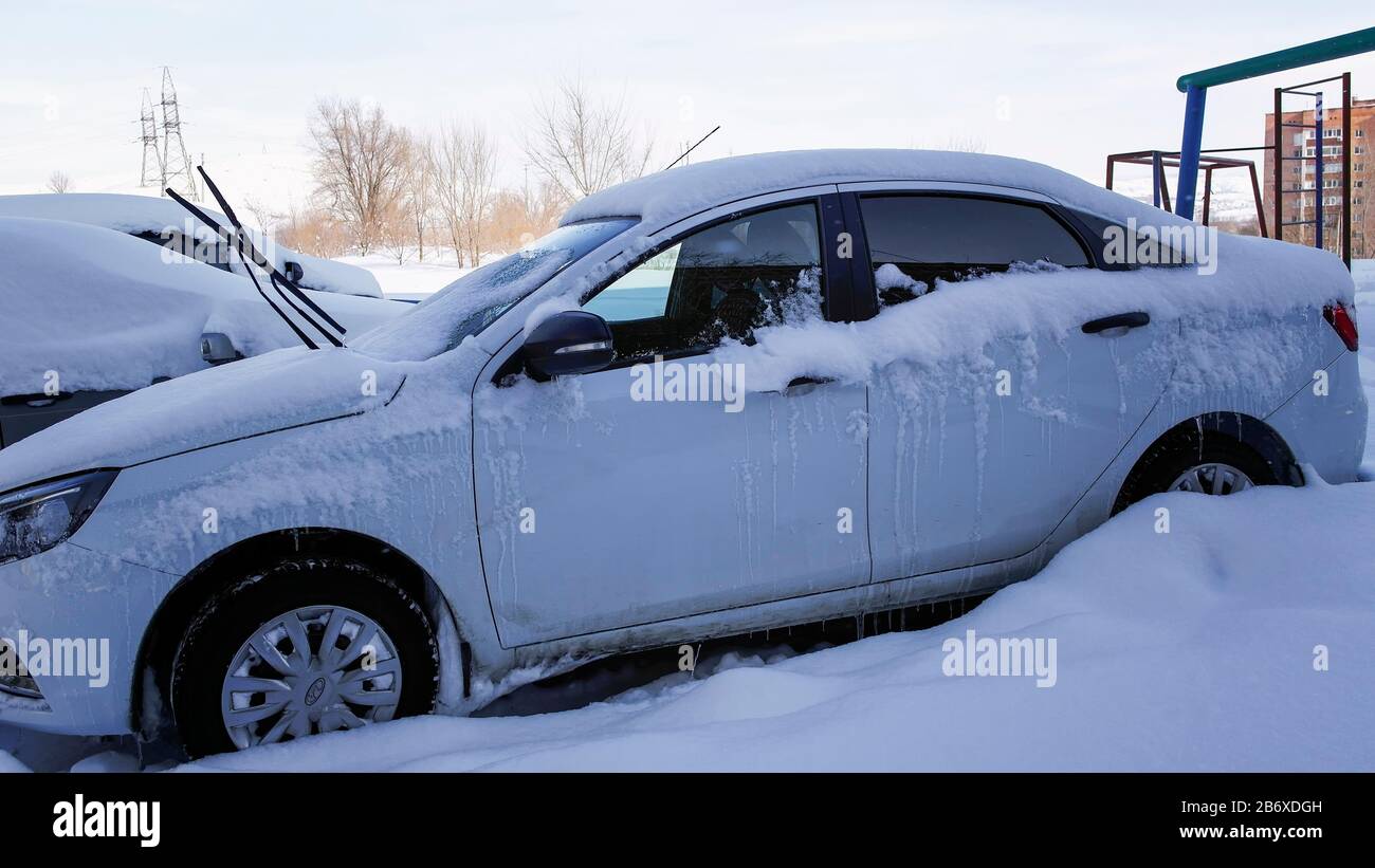 Kazakhstan, UST-Kamenogorsk - 20 février 2020. Voiture Lada Vesta dans le parking. Voiture russe. Banque D'Images