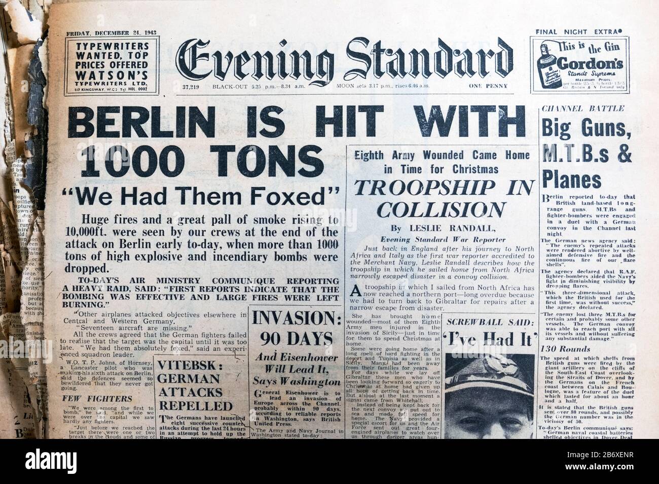 "Berlin est Frappé Avec 1000 Tonnes" WWII World War 2 Evening Standard journal titre sur la page d'accueil le 24 décembre 1943 à Londres Angleterre Royaume-Uni Banque D'Images