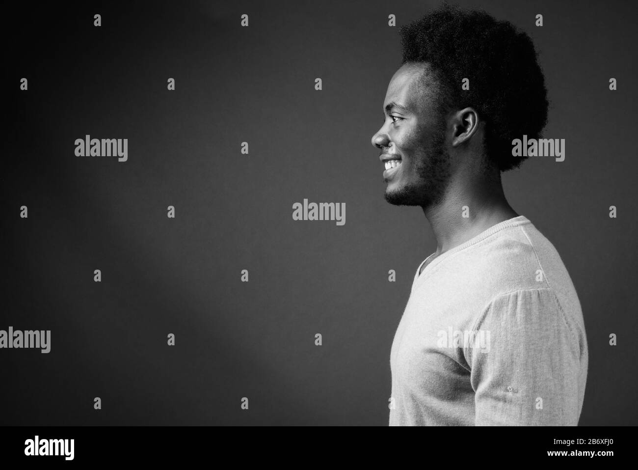 Beau jeune homme africain contre l'arrière-plan gris Banque D'Images