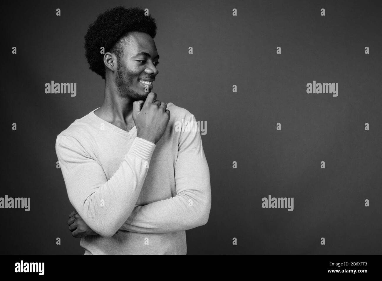 Beau jeune homme africain contre l'arrière-plan gris Banque D'Images