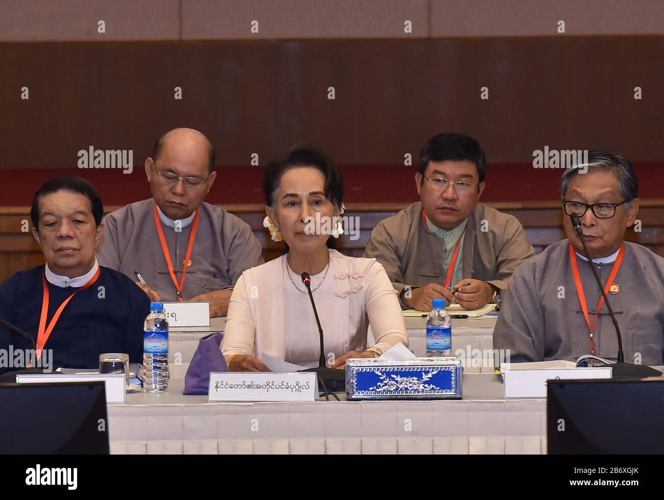 Nay Pyi Taw, Myanmar. 12 mars 2020. La Conseillère d'État du Myanmar Aung San Suu Kyi (C) prend la parole à la 18ème réunion du Comité conjoint de L'Union Pour Le Dialogue de paix (UPDJC) à Nay Pyi Taw, au Myanmar, le 12 mars 2020. La 18ème réunion du Comité mixte du Dialogue de paix de l'Union du Myanmar (UPDJC) s'est tenue jeudi à Nay Pyi Taw. Crédit: Soe Que Lynn/Xinhua/Alay Live News Banque D'Images