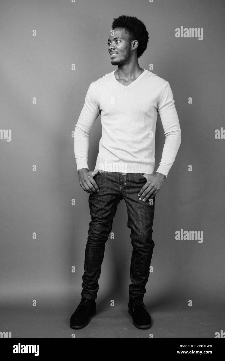 Beau jeune homme africain contre l'arrière-plan gris Banque D'Images