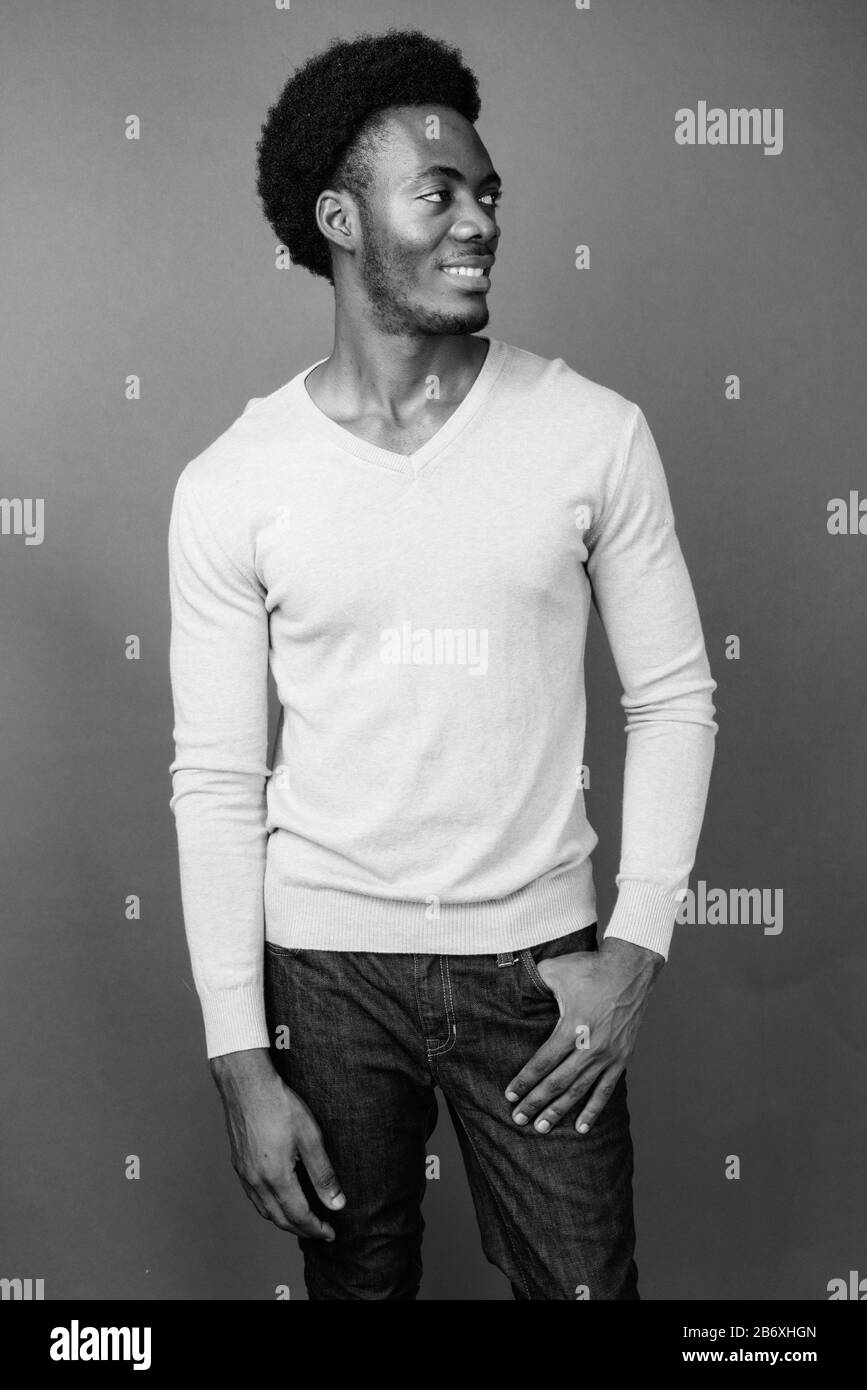Beau jeune homme africain contre l'arrière-plan gris Banque D'Images