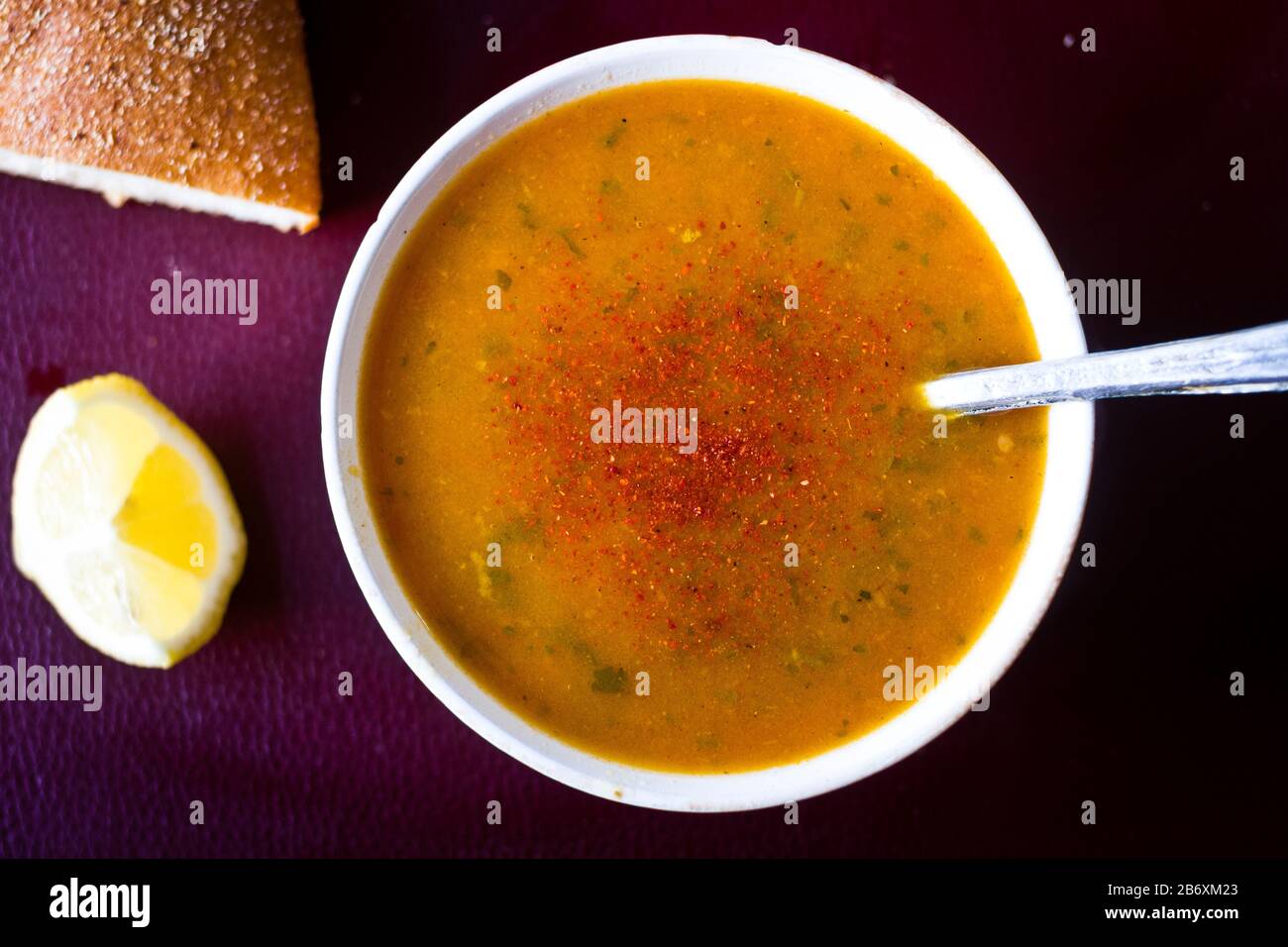 Des flocons de Chili sur un bol de soupe de lentilles à Fes, au Maroc Banque D'Images
