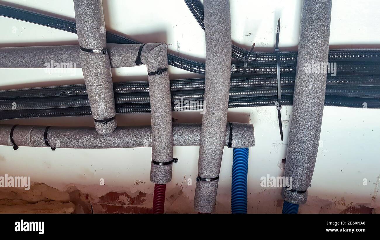 tubes de câbles au mur Banque D'Images