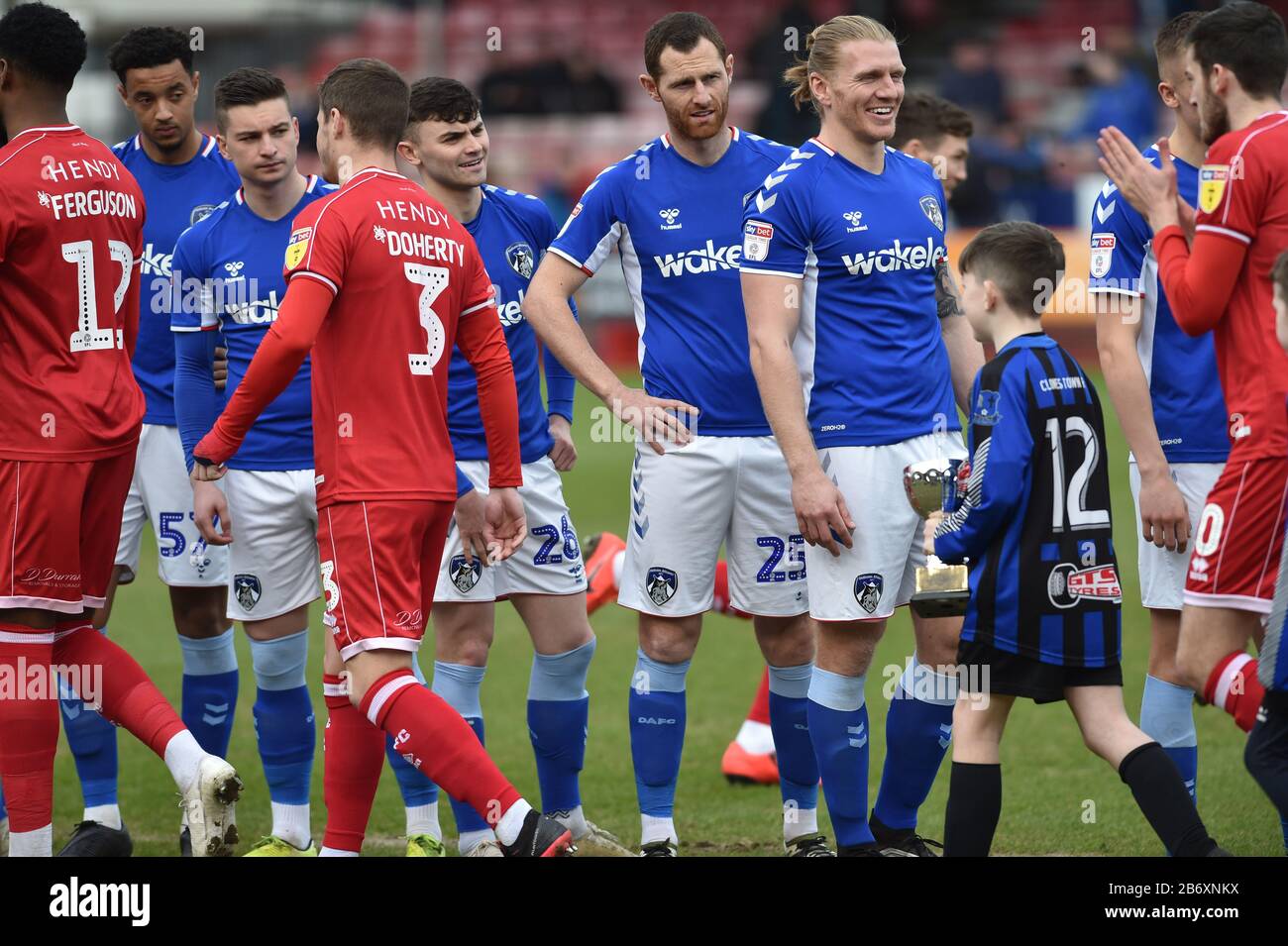 Pas de poignée de main avant le jeu en raison de l'éclosion de Coronavirus pendant le match de la Ligue Deux entre Crawley Town et Oldham Athletic au People's Pension Stadium , Crawley , Royaume-Uni - 7 mars 2020 - usage éditorial seulement. Pas de merchandising. Pour les images de football, les restrictions FA et Premier League s'appliquent inc. Aucune utilisation d'Internet/mobile sans licence FAPL - pour plus de détails, contactez Football Dataco Banque D'Images