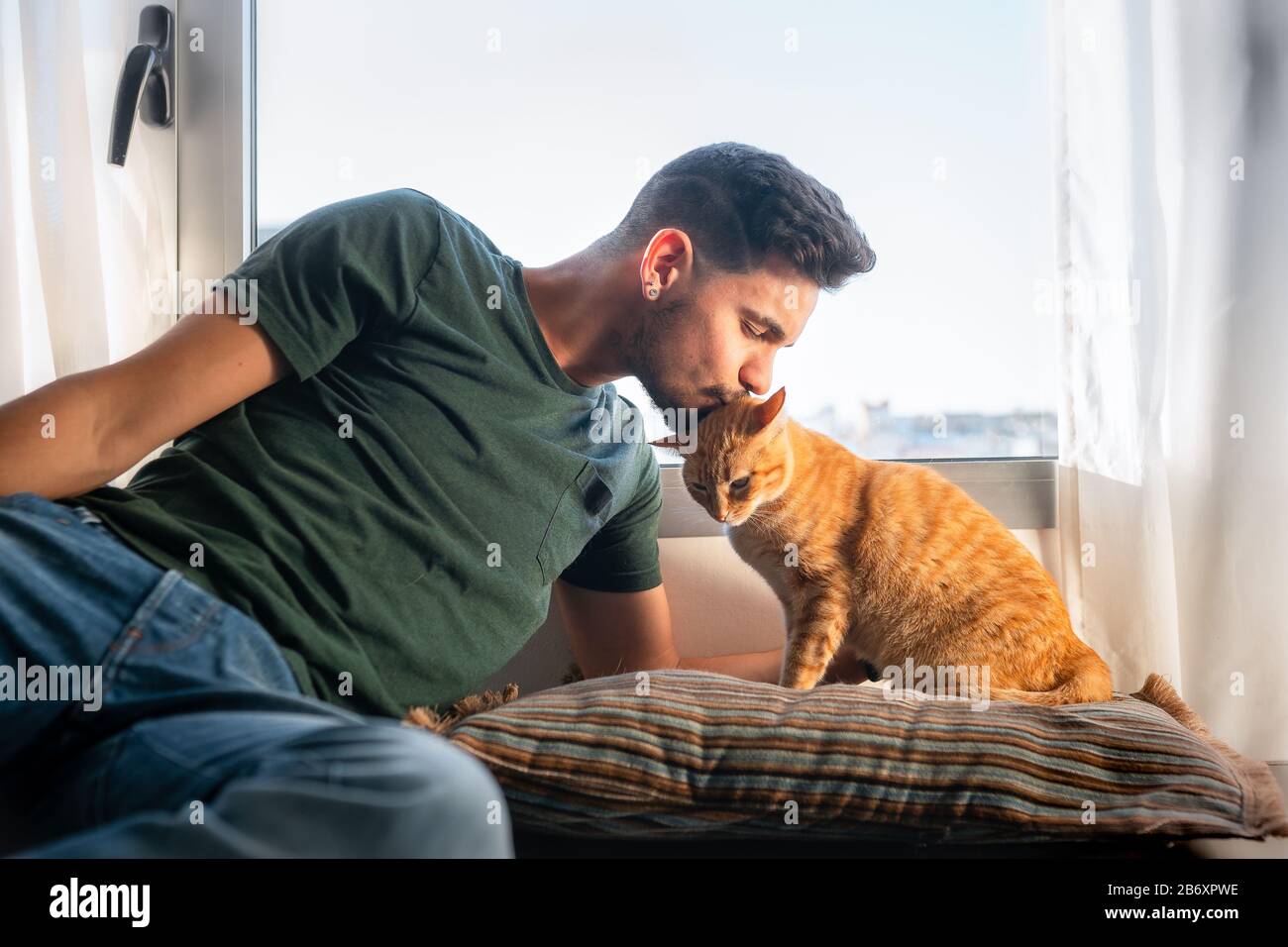 Un Homme Avec Un Chat Banque d'image et photos - Alamy