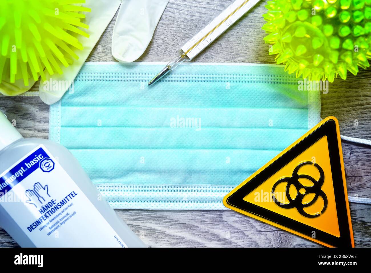 Mundschutz, Biogefaehrdungsschild, Schutzhandschuhe, Fieberthermomètre und Desinfektionsmittel auf einem Tisch, Symbolfoto Coronavirus Banque D'Images