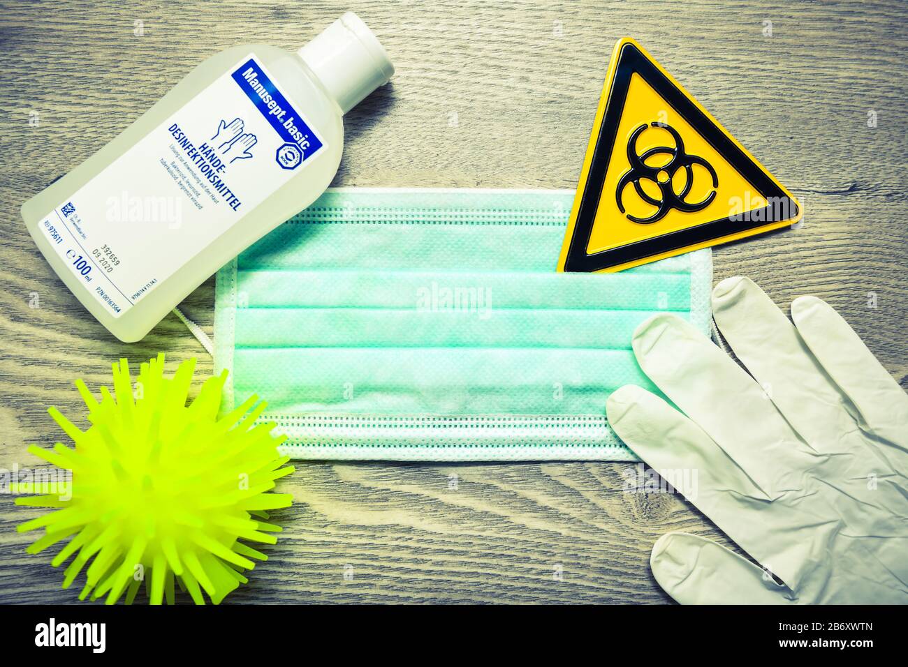Mundschutz, Biogefaehrdungsschild, Schutzhandschuhe und Desinfektionsmittel auf einem Tisch, Symbolfoto Coronavirus Banque D'Images