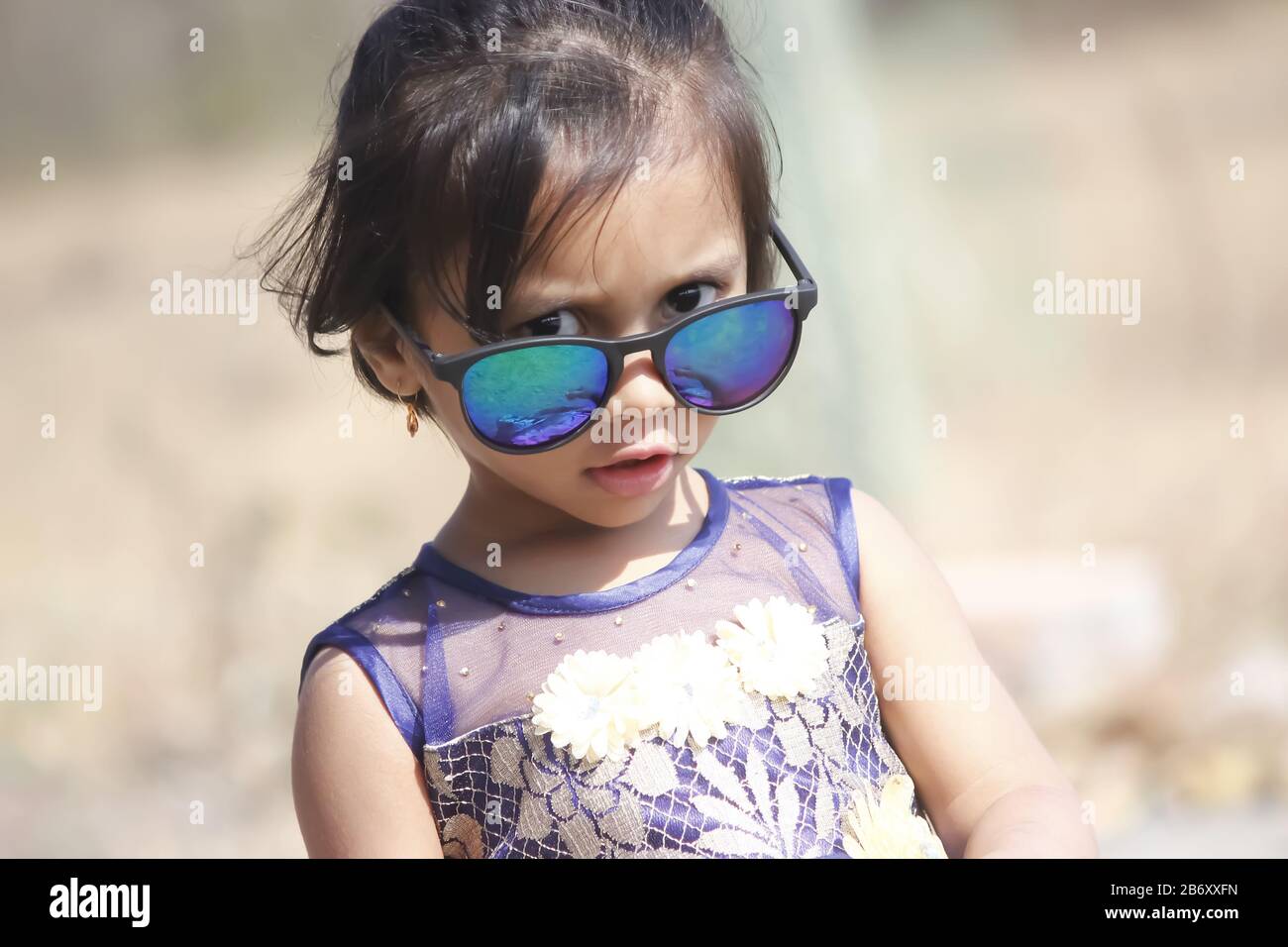 Lunettes De Soleil Avec Bebe Photo Stock Alamy Lunettes De Soleil Avec Bebe Photo Stock Alamy
