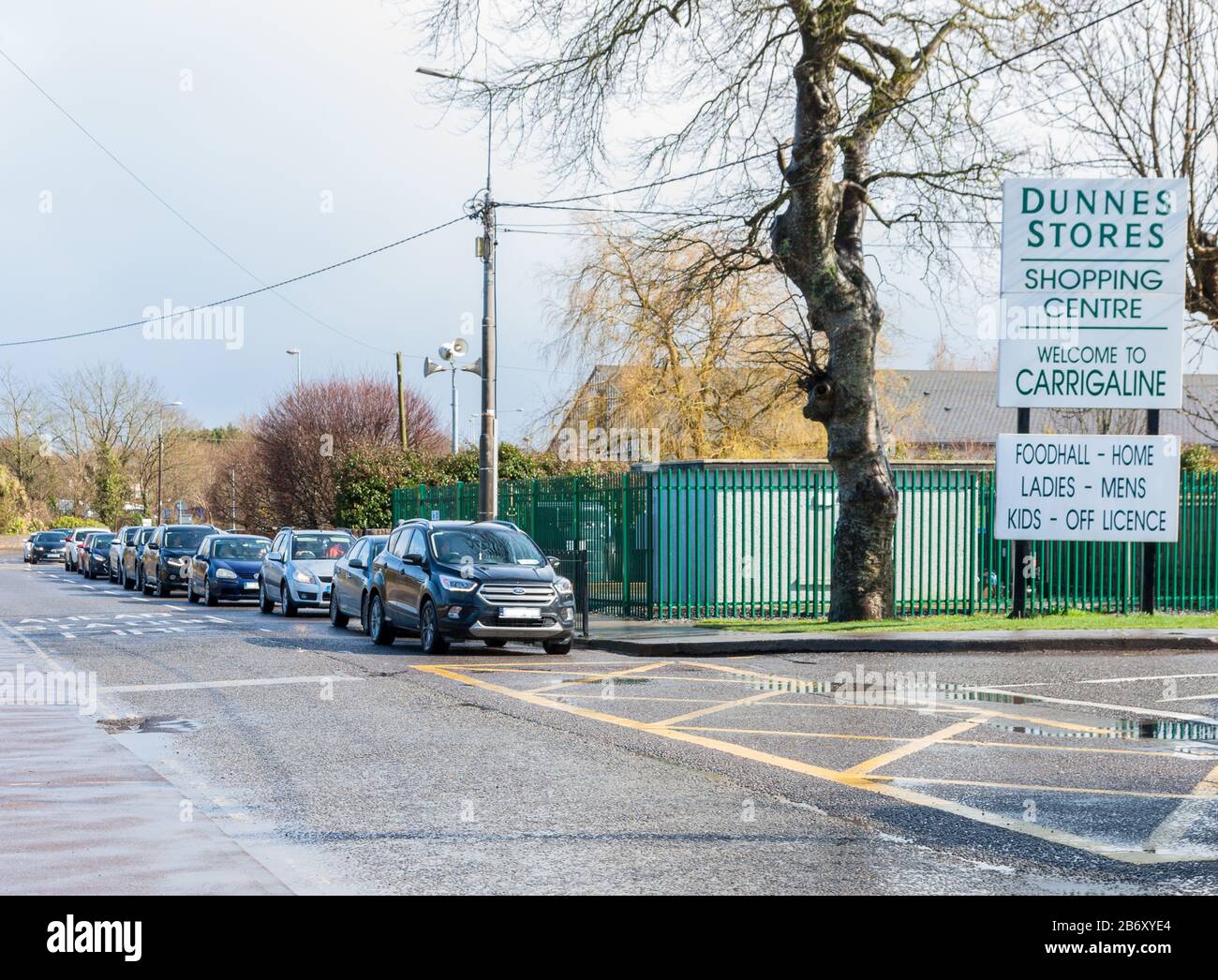 Carrigaline, Cork, Irlande. 12 mars 2020. Dans une heure de l’annonce par le gouvernement irlandais de nouvelles mesures pour lutter contre la propagation de l’épidémie de Covid-19 dans le pays, les files d’attente ont commencé à former des supermarchés extérieurs dans tout le pays. La photo montre les voitures qui attendent d'avoir accès au parking des magasins Dunnes à Carrigaline, Co. Cork, Irlande. - Crédit; David Creedon / Alay Live News Banque D'Images