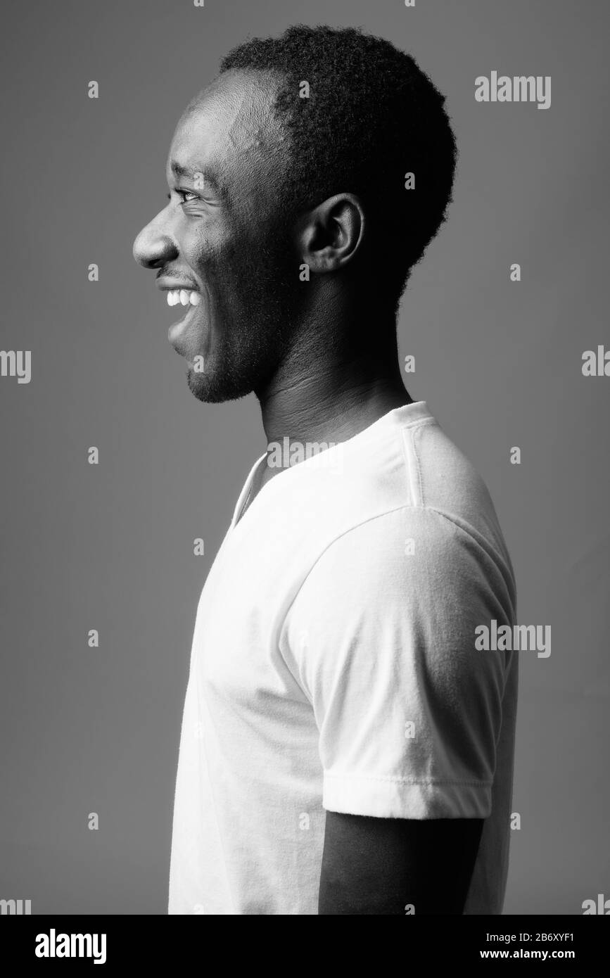 Portrait de jeune homme africain contre l'arrière-plan gris Banque D'Images