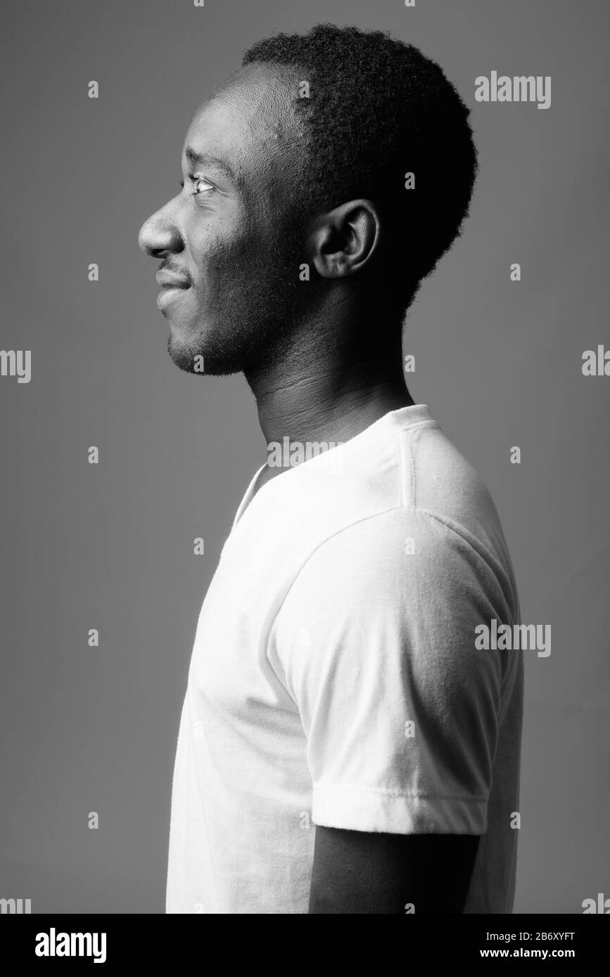 Portrait de jeune homme africain contre l'arrière-plan gris Banque D'Images