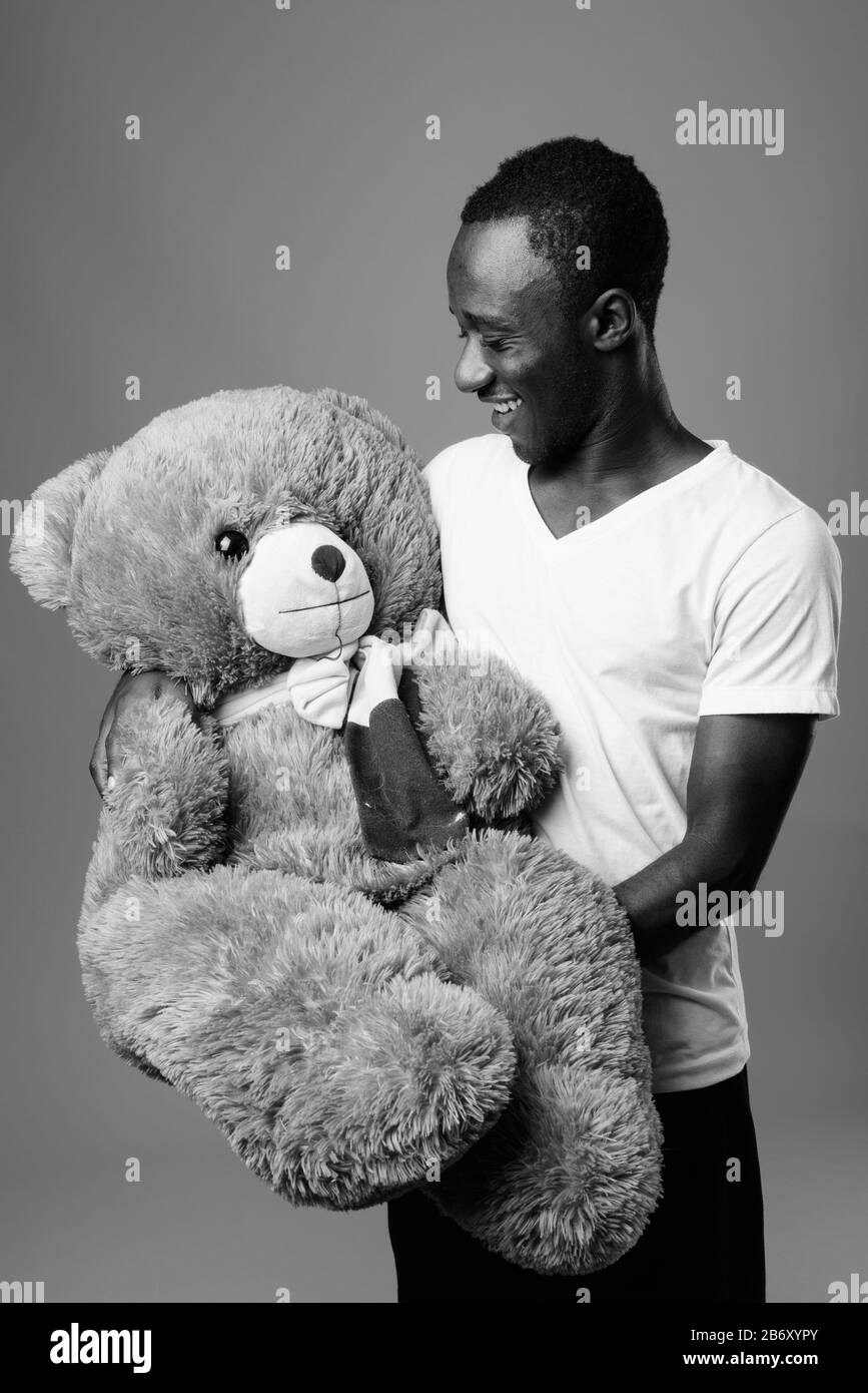 Portrait de jeune homme africain contre l'arrière-plan gris Banque D'Images