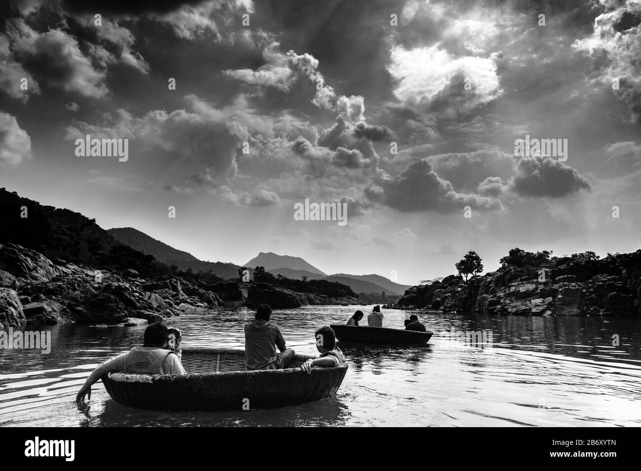 Balade en coracle aux chutes d'eau d'Hogenakkal, Tamil Nadu Banque D'Images