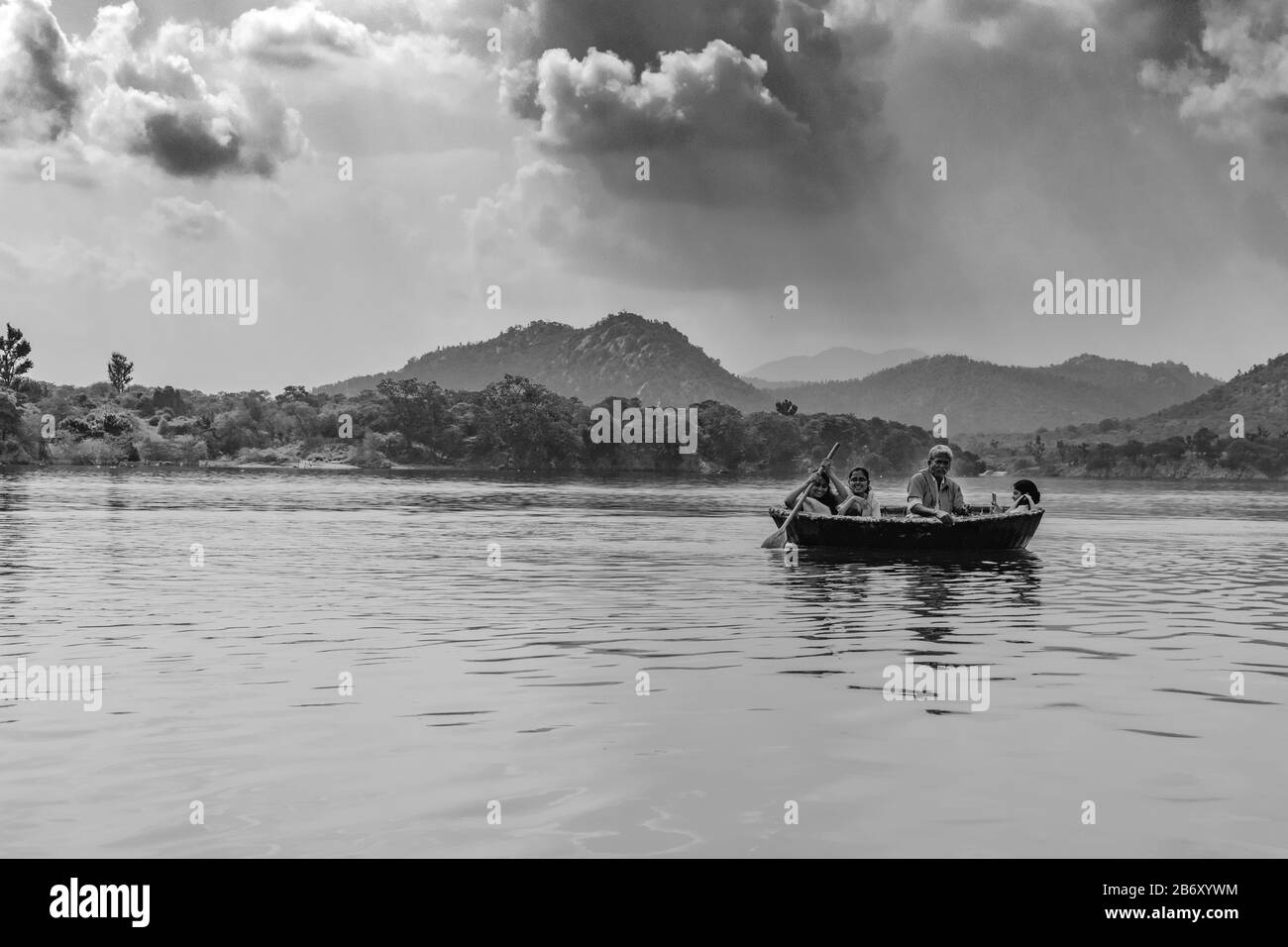 Balade en coracle aux chutes d'eau d'Hogenakkal, Tamil Nadu Banque D'Images