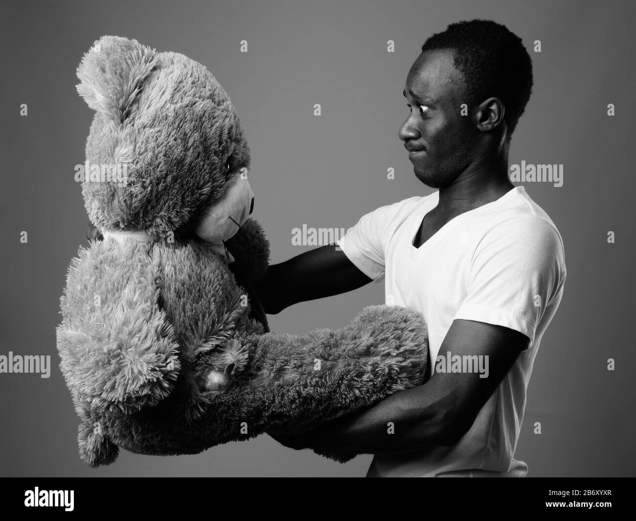 Portrait de jeune homme africain contre l'arrière-plan gris Banque D'Images