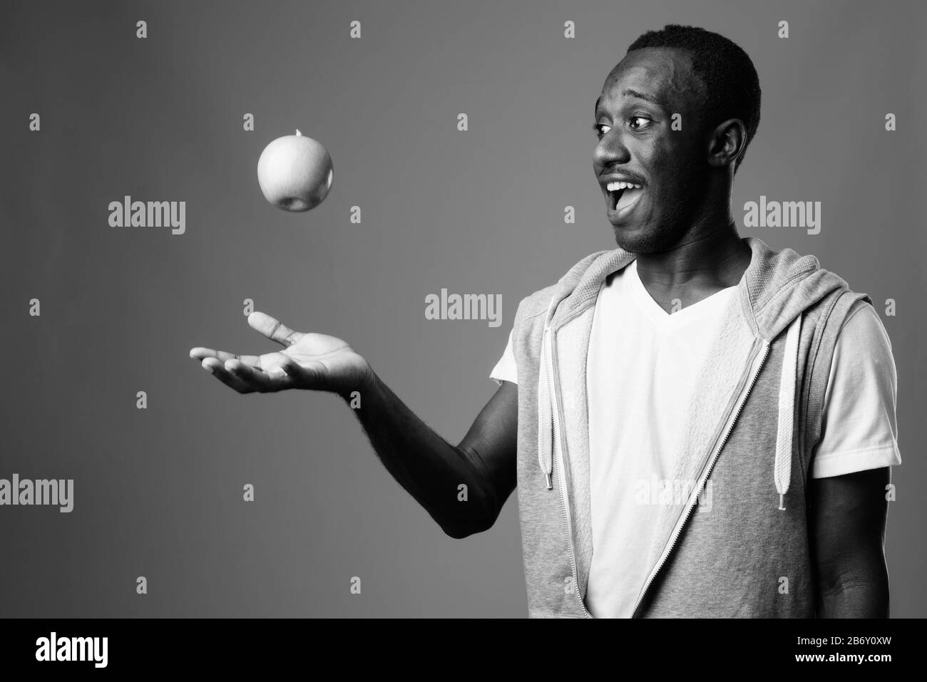 Portrait de jeune homme africain contre l'arrière-plan gris Banque D'Images