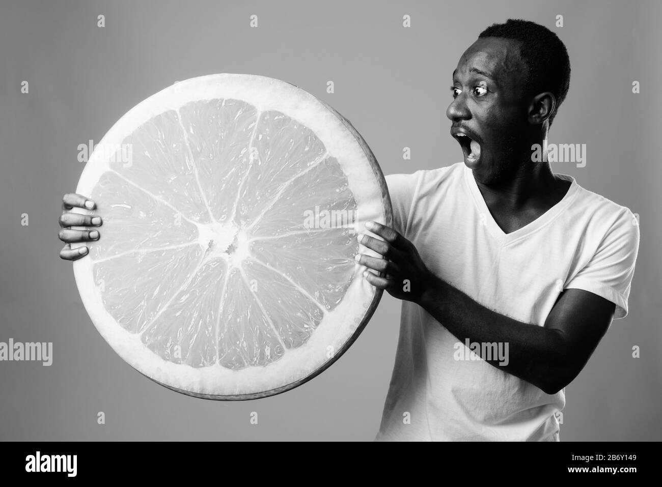 Portrait de jeune homme africain contre l'arrière-plan gris Banque D'Images