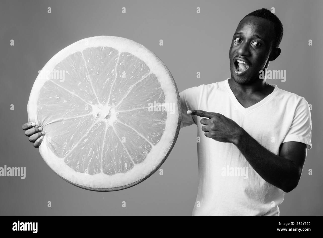 Portrait de jeune homme africain contre l'arrière-plan gris Banque D'Images