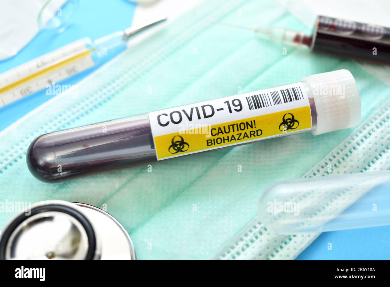 Blutentnahmeroehrchen Mit Aufschrift Covid-19, Symbolfoto Coronavirus Banque D'Images