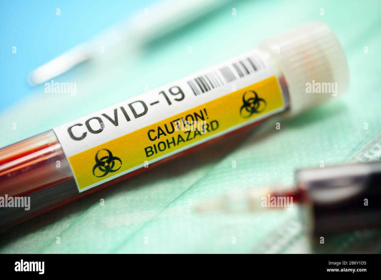 Blutentnahmeroehrchen Mit Aufschrift Covid-19, Symbolfoto Coronavirus Banque D'Images