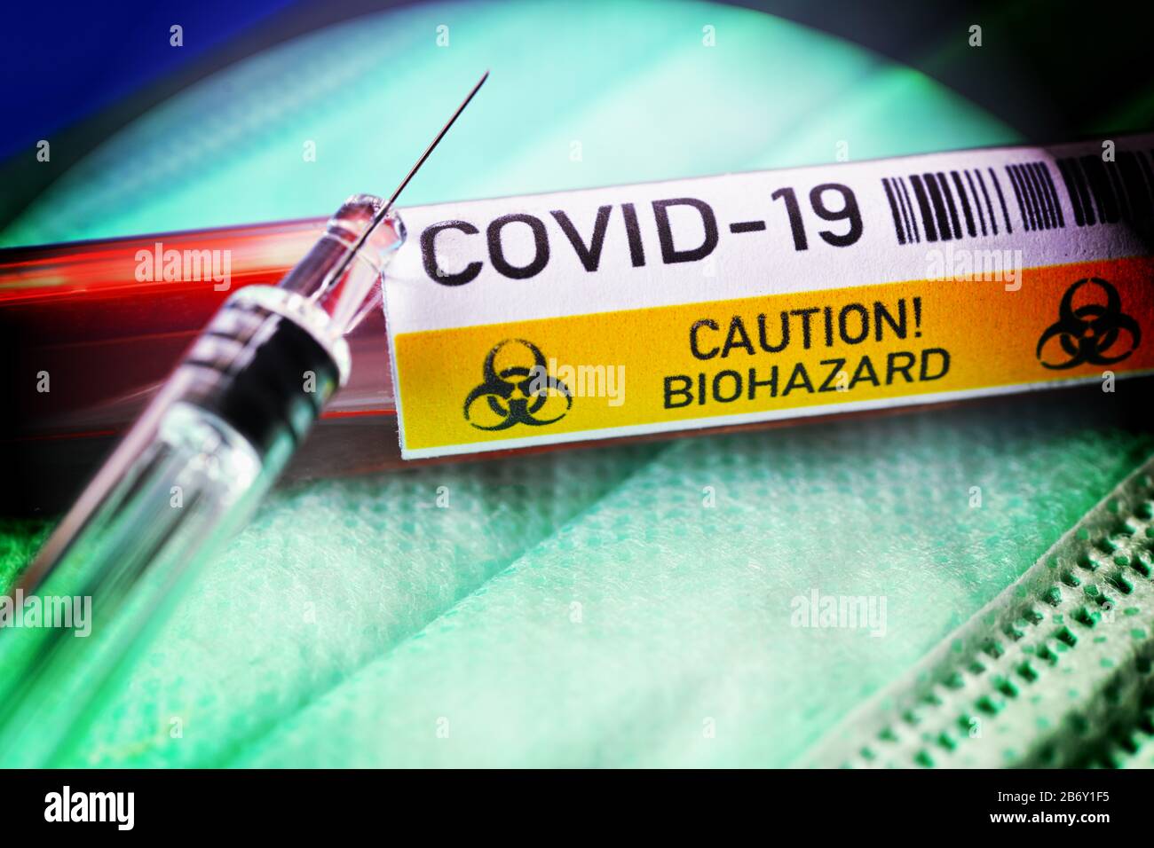 Blutentnahmeroehrchen mit Aufschrift Covid-19 mit Spritze, Symbolfoto Coronavirus und Gegenmittel Banque D'Images