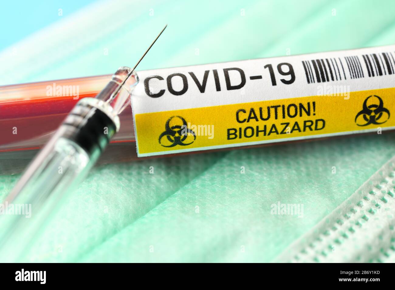 Blutentnahmeroehrchen mit Aufschrift Covid-19 und Spritze, Symbolfoto Coronavirus und Gegenmittel Banque D'Images