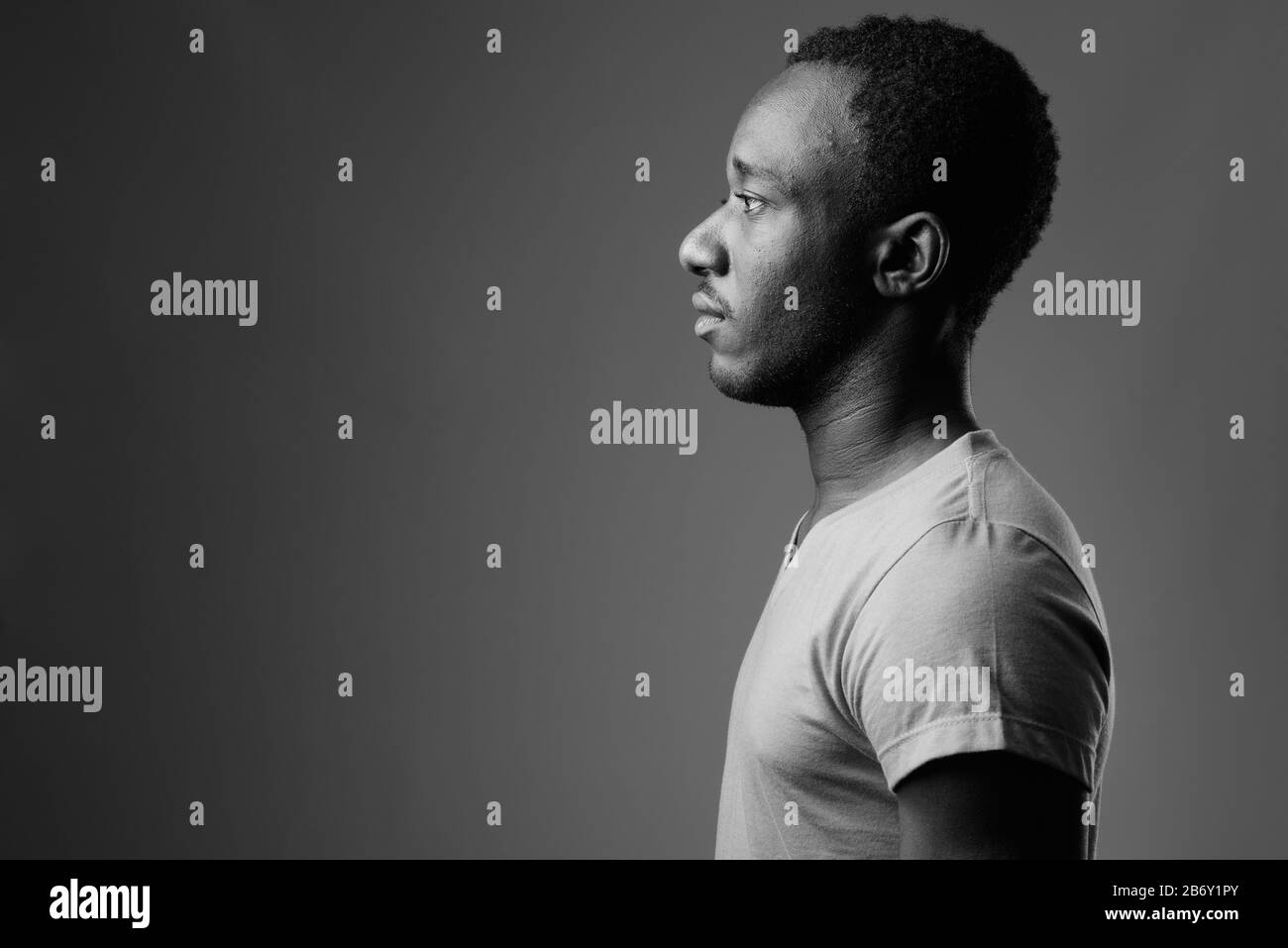 Portrait de jeune homme africain contre l'arrière-plan gris Banque D'Images