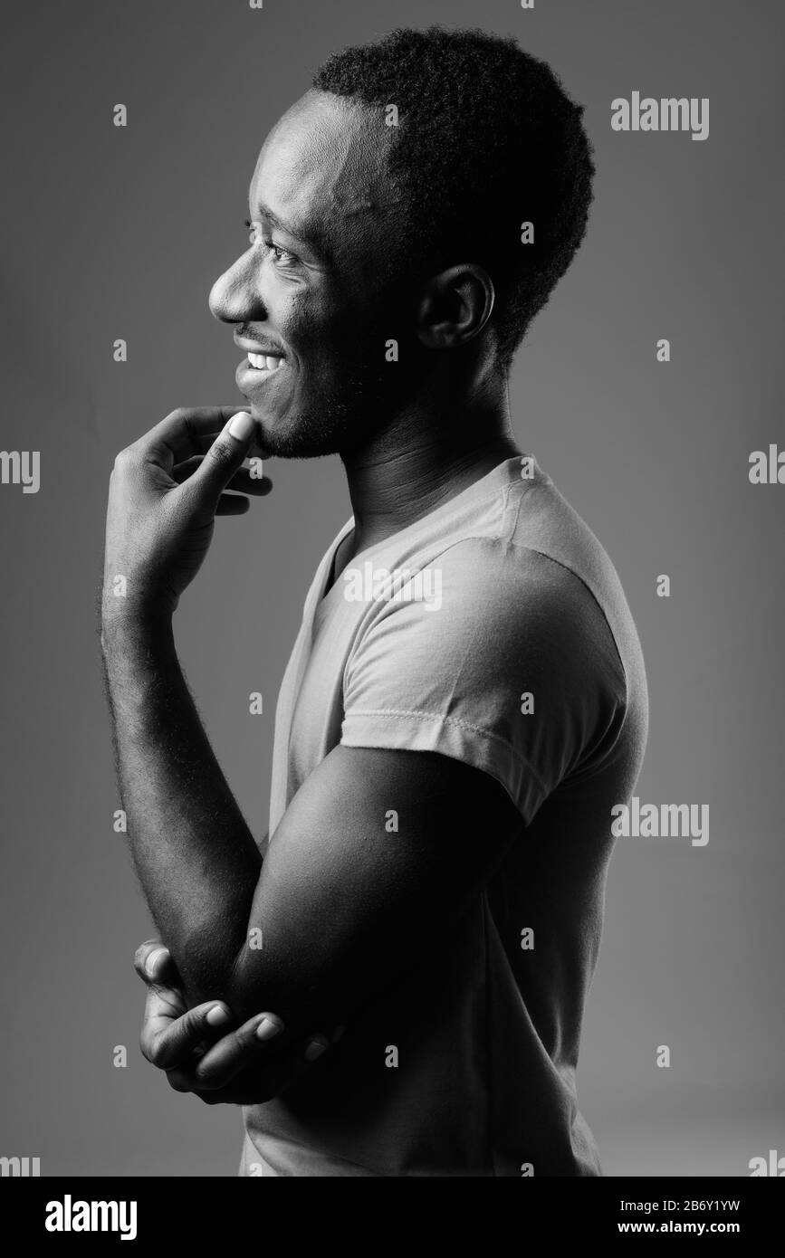 Portrait de jeune homme africain contre l'arrière-plan gris Banque D'Images
