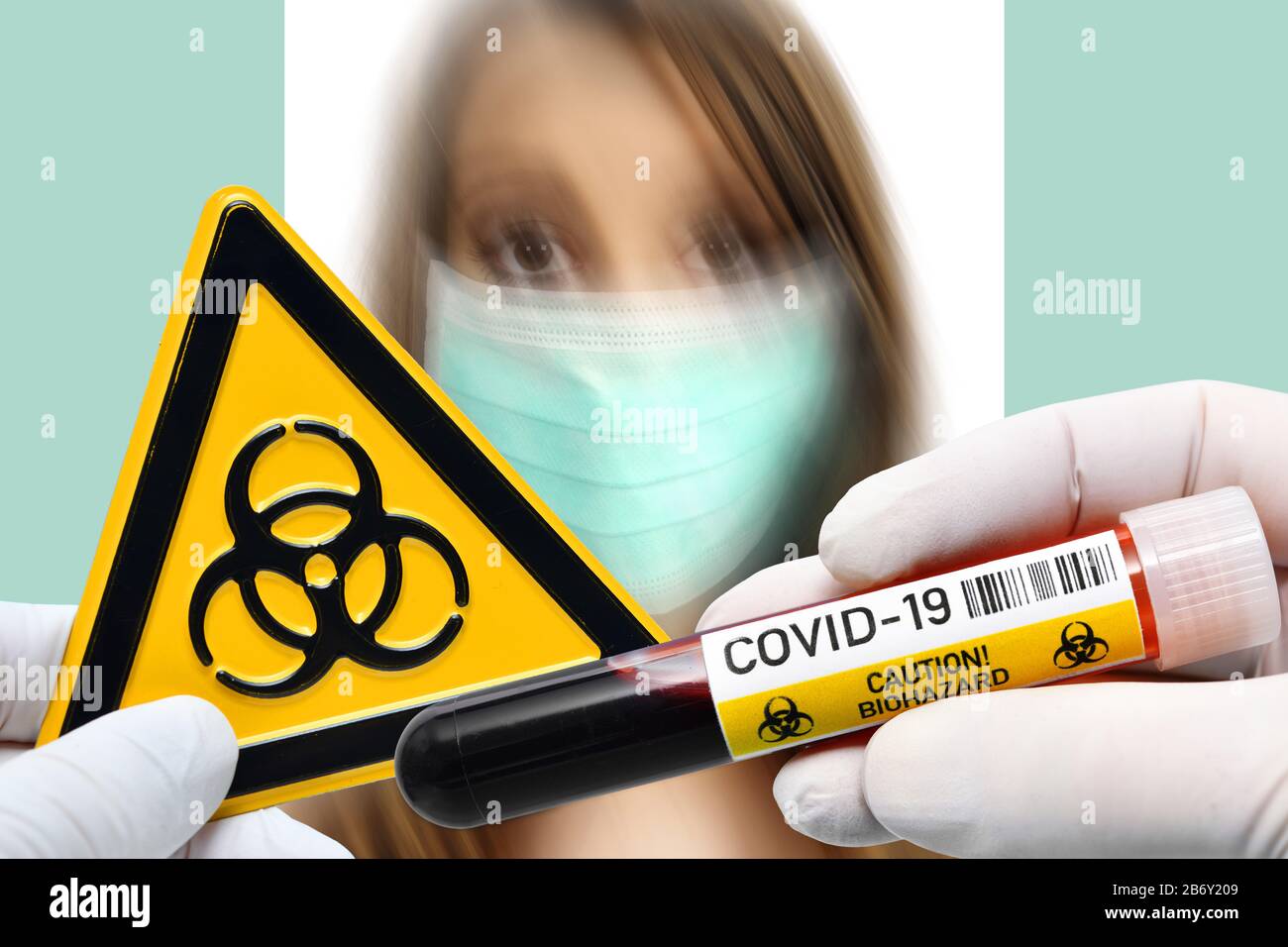 FOTOMONTAGE, Haende halten Blutentnahmeroehrchen und Biogefaehrdungsschild vor Frau mit Atemschutzmaske, Symbolfoto Coronavirus Banque D'Images