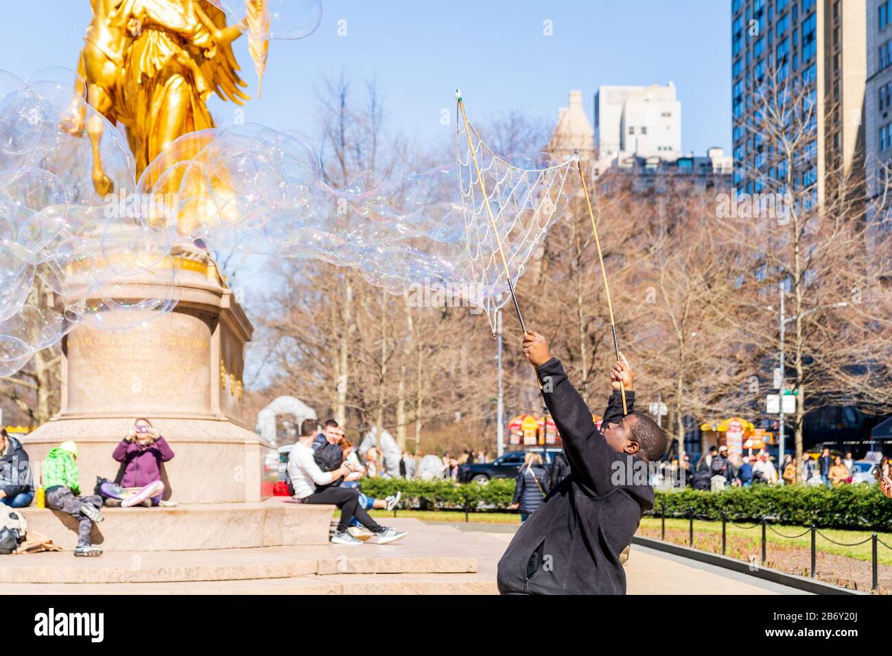 Central Park, New York - 8 mars 2020: Des fabricants de bulles géantes pour les touristes enchantés dans Central Park. Banque D'Images