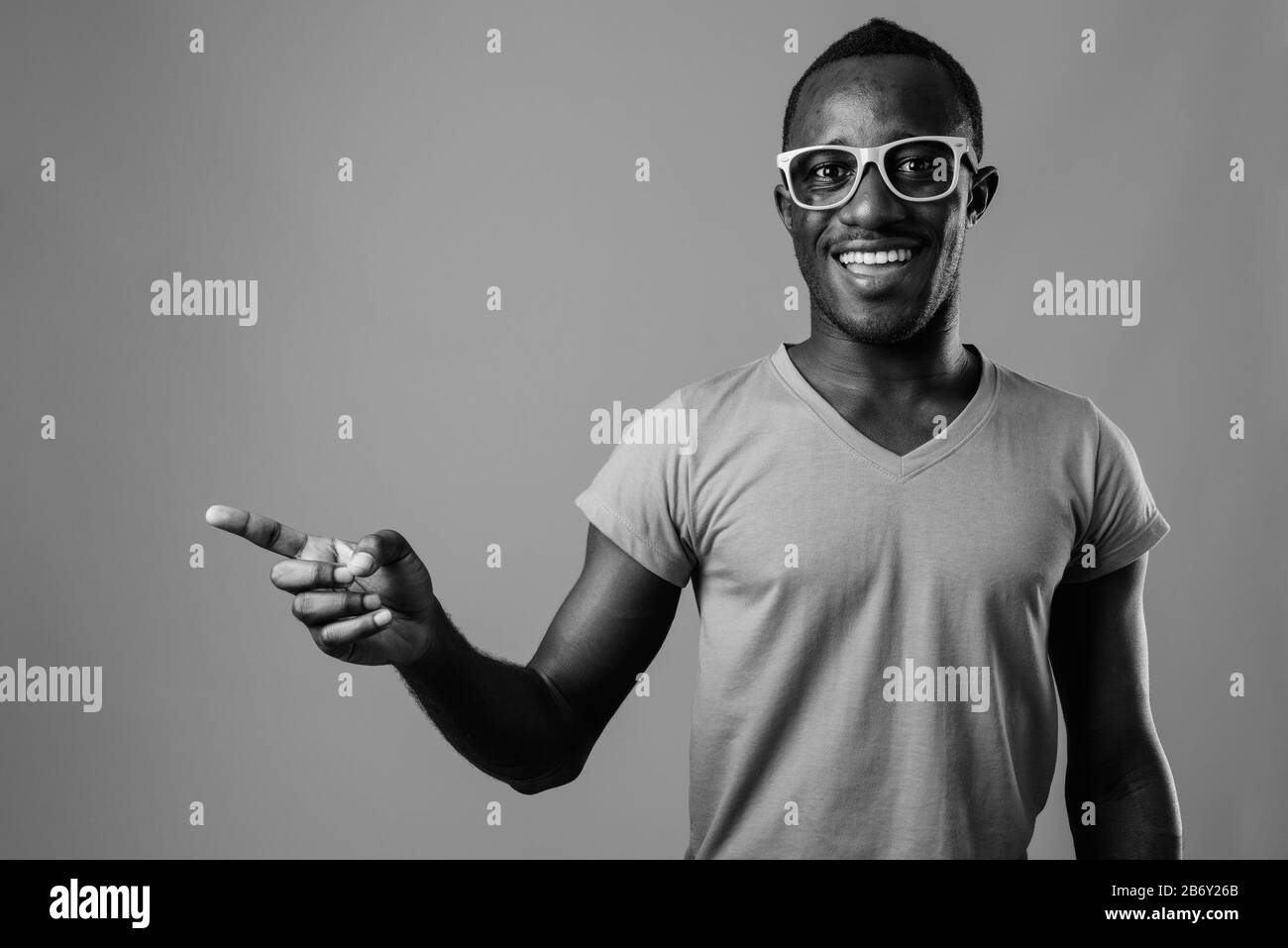 Portrait de jeune homme africain contre l'arrière-plan gris Banque D'Images