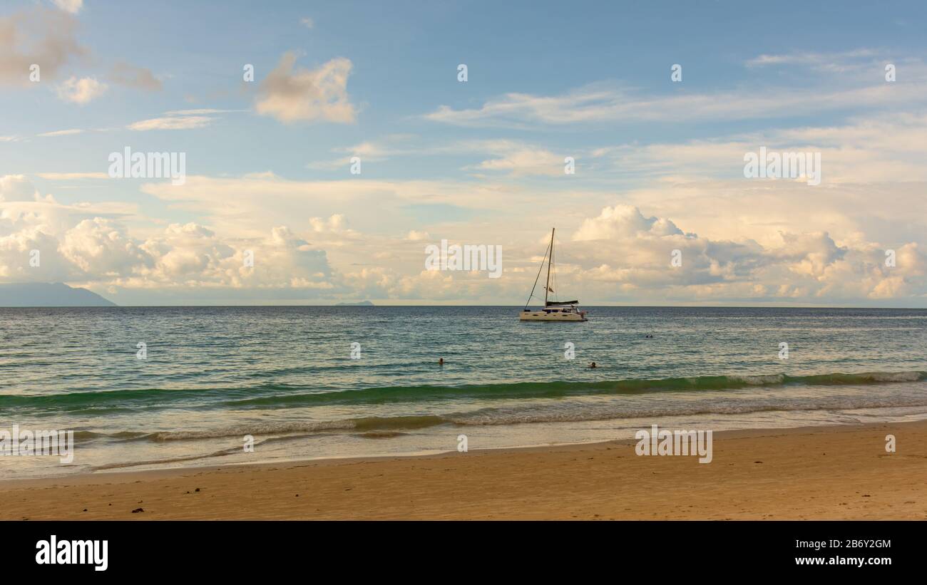 Un yacht ancré près de la plage beau Vallon sur l'île de Mahé aux Seychelles. Banque D'Images