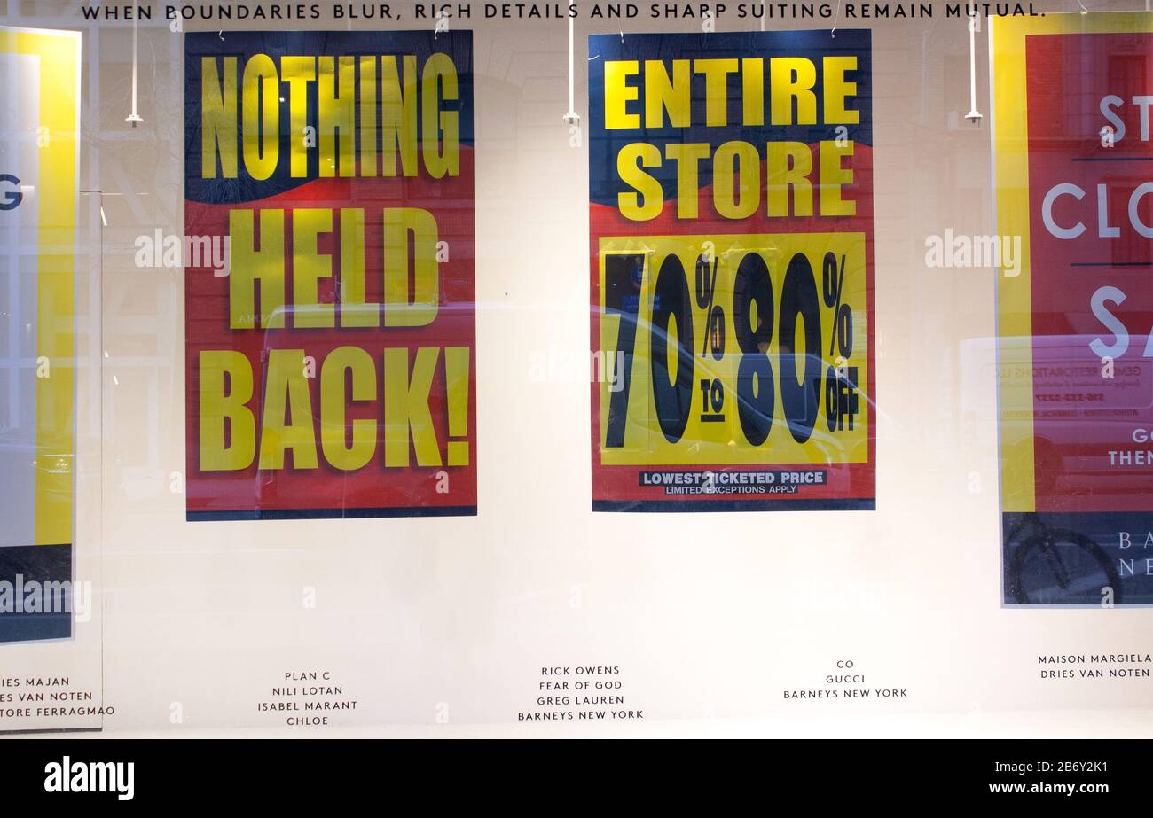 Enseignes faisant la publicité de la vente de liquidation de faillite à la septième avenue de Barneys à New york. Banque D'Images