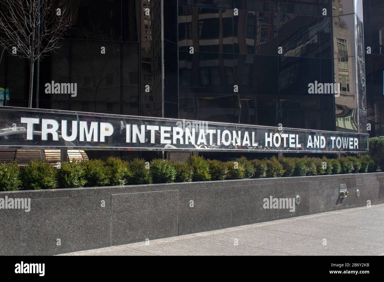 Connectez-vous devant l'hôtel et la tour internationaux de Trump à Manhattan, New York Banque D'Images