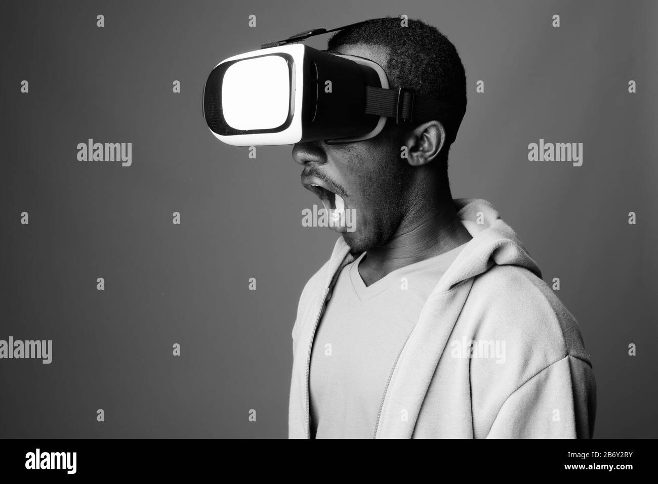 Portrait de jeune homme africain contre l'arrière-plan gris Banque D'Images