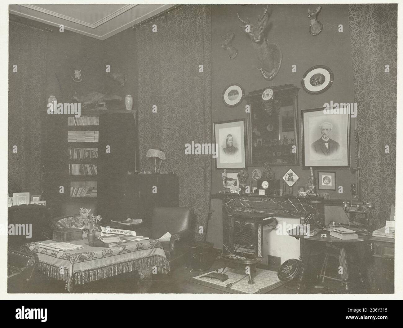 Kamer in landhuis de Wildbaan, Driebergen Room in Country's Wildbaan, Driebergen Property Type: Photographies Numéro d'article: RP-F 2007-360-31 Fabricant : Photographe: Henry Peacock Who: Ldrecht (possible) éditeur: Henry Peacock Wieldrecht Lieu de fabrication: Pays-Bas Date: 1903 - 1907 Caractéristiques physiques: Matériel photo: Papier technique: Papier photo: Papier: Feuille d'argent: Papier: Papier: Papier photo: Papier: Papier: Papier photo: Papier: Papier: Papier: Papier: Papier photo H 335 mm × l 520 mm2 : H 166 mm × l 223 mm Banque D'Images