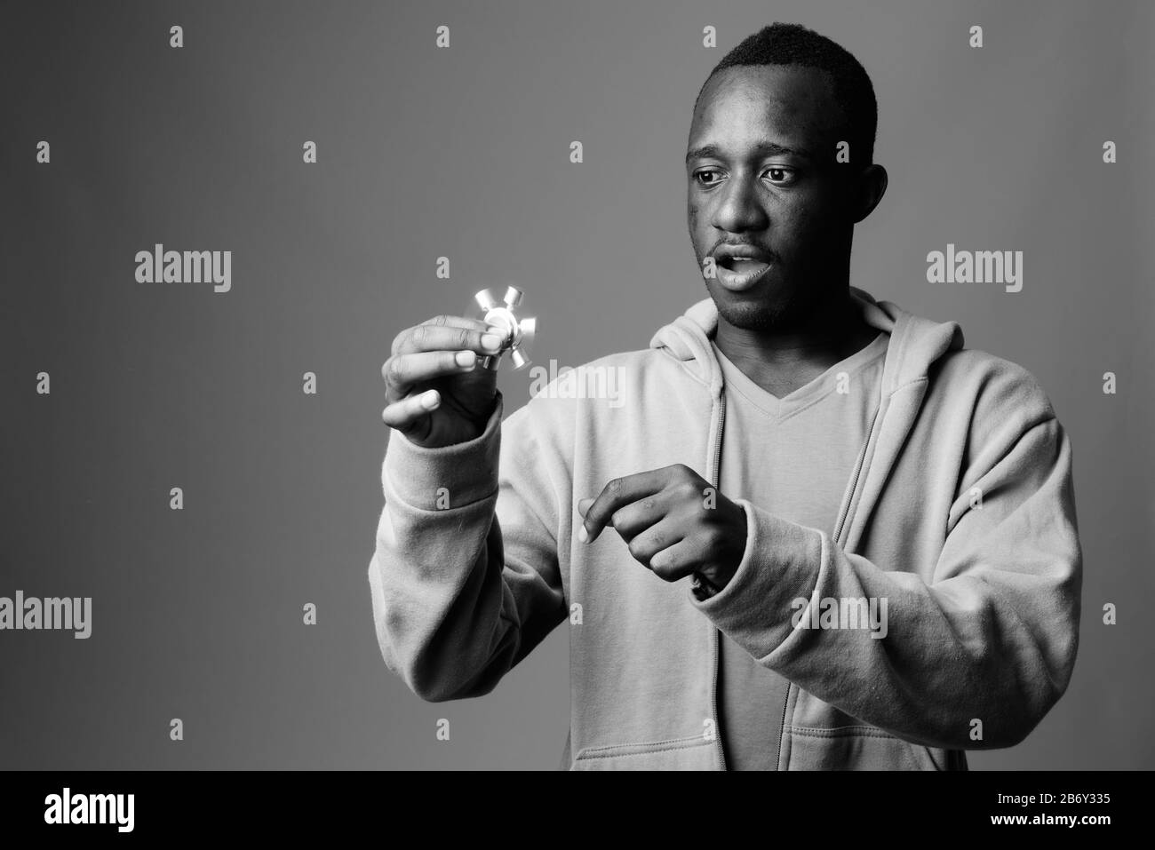 Portrait de jeune homme africain contre l'arrière-plan gris Banque D'Images