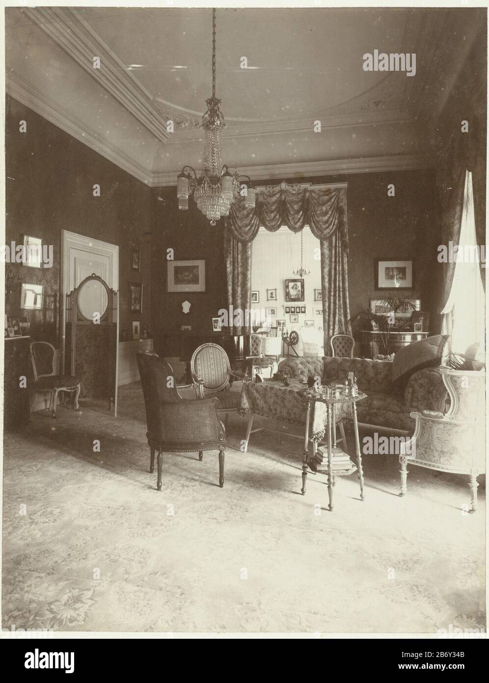 Kamer met zithoek en Saletafel à landhuis de Wildbaan Driebergen Chambre avec canapé et table basse dans Wildbaan, Driebergen Type de bien:. Référence de l'image: RP-F 2007-360-24 Fabricant : Photographe: Henry Peacock Qui: Ldrecht (possible) éditeur: Henry Peacock Wieldrecht Place Fabrication: Pays-Bas Date: 1903 - 1907 Caractéristiques physiques: Papier photo technique: Gélatine Silver dimensions: Feuille: H 335 mm × W 520 mbeeld: H 361 mm × l 281 mm Banque D'Images