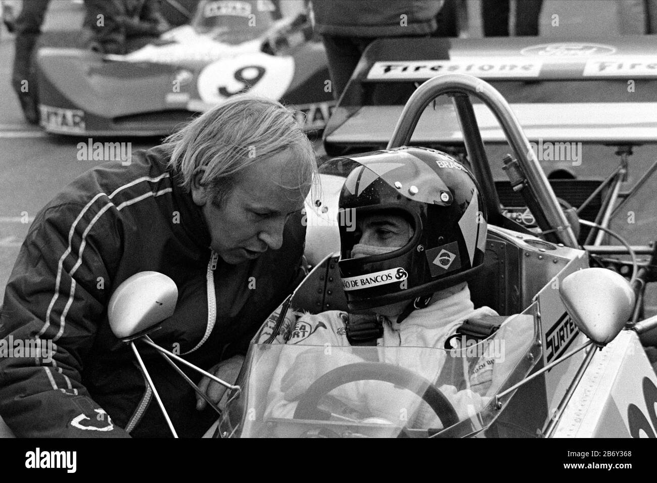 John Surtees discutant avec Carlos Pace sur la grille à Thruxton en 1973. Esso Uniflo B.A.R.C. '200' 1973 Jochen Rindt Memorial Trophy Championnat D'Europe Pour Pilotes De La  , Série 3 Banque D'Images