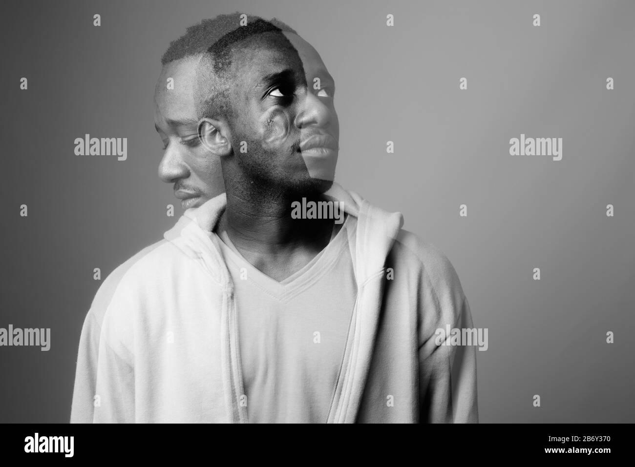 Portrait de jeune homme africain contre l'arrière-plan gris Banque D'Images