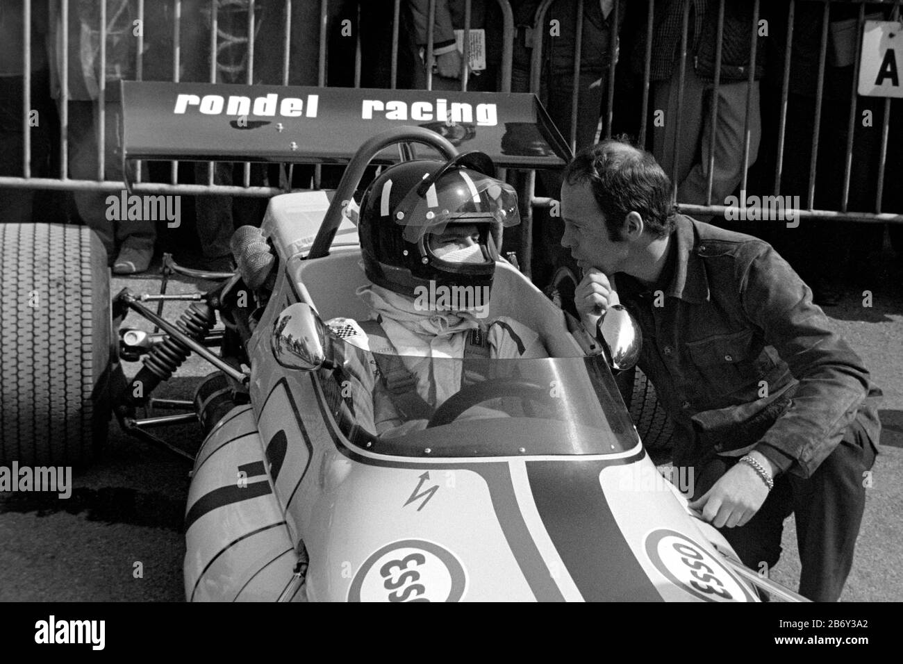 Graham Hill parle avec Peter Gethin à Thruxton en 1971 XXVI B.A.R.C. '200' 1971 Yellow Pages - Jochen Rindt Trophy European Trophy For Formula 2 Drivers, Round 2 Thruxton Circuit, Andover, Grande-Bretagne Banque D'Images