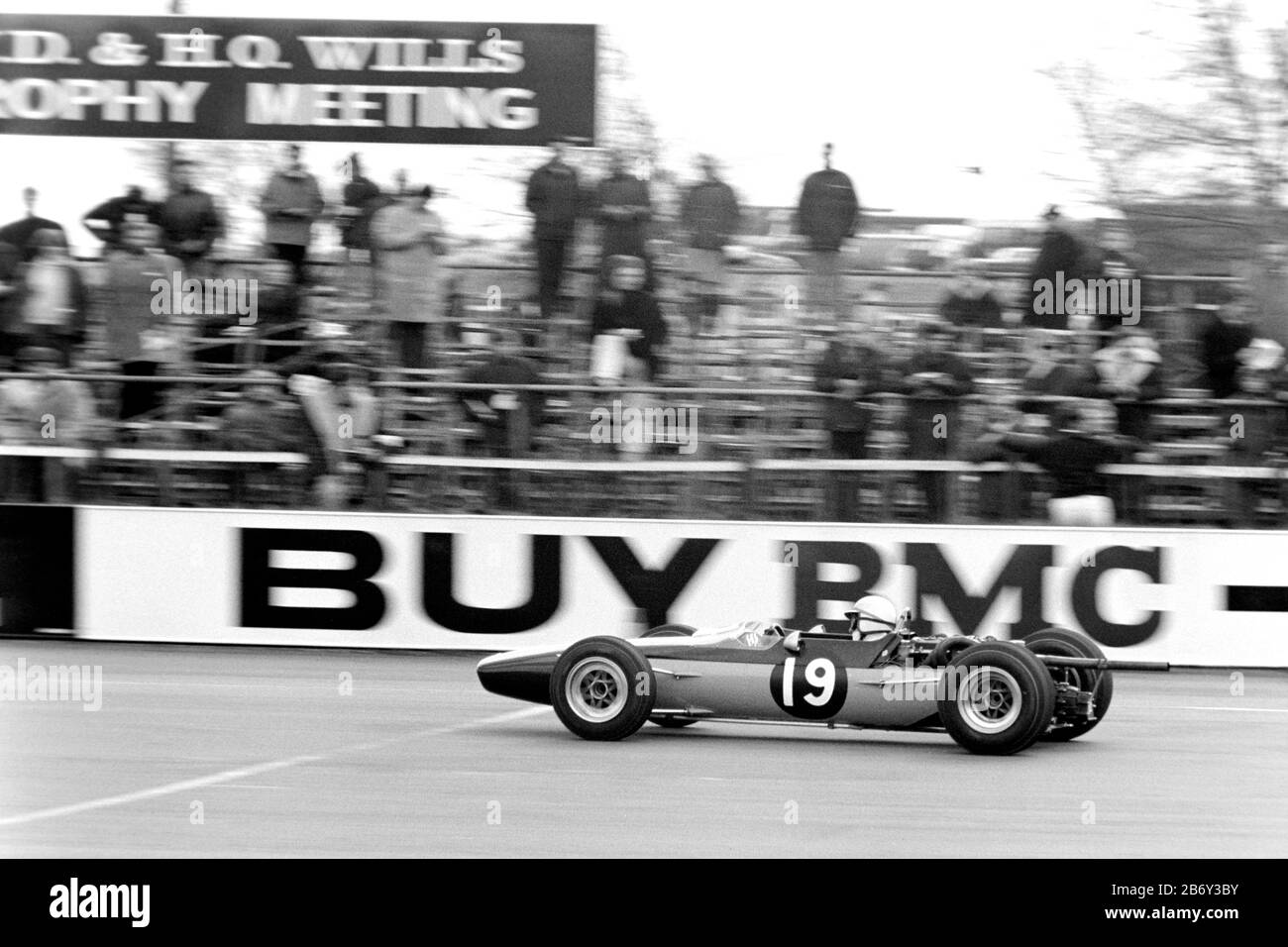 John Surtees à la roue d'une formule deux Lola T100 à Silverstone en 1967 XXII BARC Wills Trophy européen pour les pilotes de Formule 2, Round 2 RAC / Autocar Trophy, Round 2 Silverstone circuit Banque D'Images
