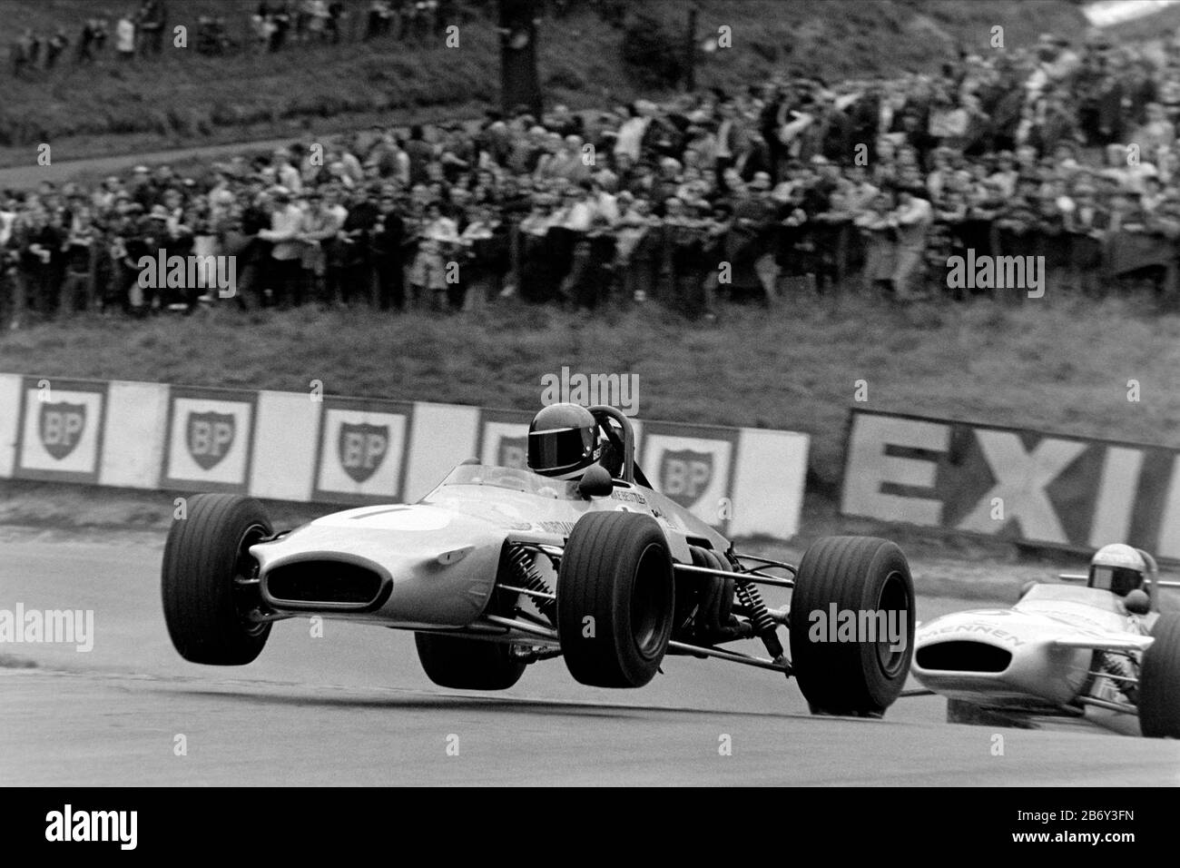 Mike Beuttler's Clarke Mordtante Racing Brabham BT28 aéroporté à la montagne de Cadwell Park en 1970. B.Sc. Motorsport - Shell Super Oil British F3 Championship, Rd 10 M.C.D. Lombank British F3 Championnat, Rd 9 Championnat De France Rd 13 Banque D'Images