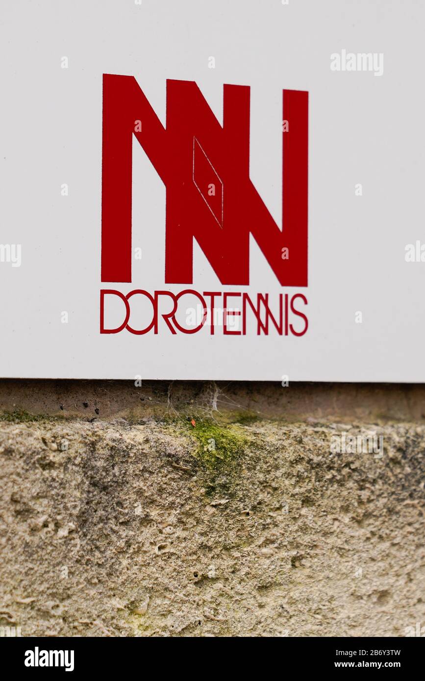 Bordeaux , Aquitaine / France - 02 21 2020 : logo dorotennis entrée boutique  officielle marque signe sport chaussures de tennis dans le centre  commercial Photo Stock - Alamy