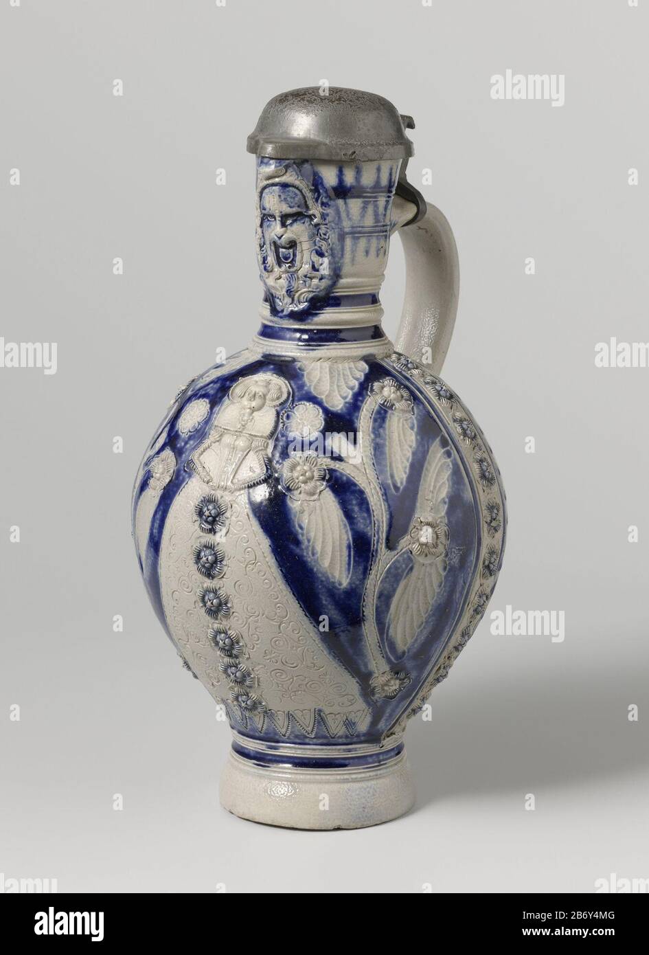 Kan a rencontré een dame tussen bloemranken Kan van steengoed op hoge voet a rencontré een smalle nek, eivormig lichaam en de rand en een geagenpen tuit. Het C-vormige oor est bevestigd aan de nek en de schouder. Gedeeltelijk bedekt met kobaltblauw. Op de voet en de nek enkele profielen. Op de boik een gedrukte en opgelegde dame met een ingegrifte rok met rozetten en reliëf. Aan weerszijden hiervan ingegrifte bloemranken, Banque D'Images