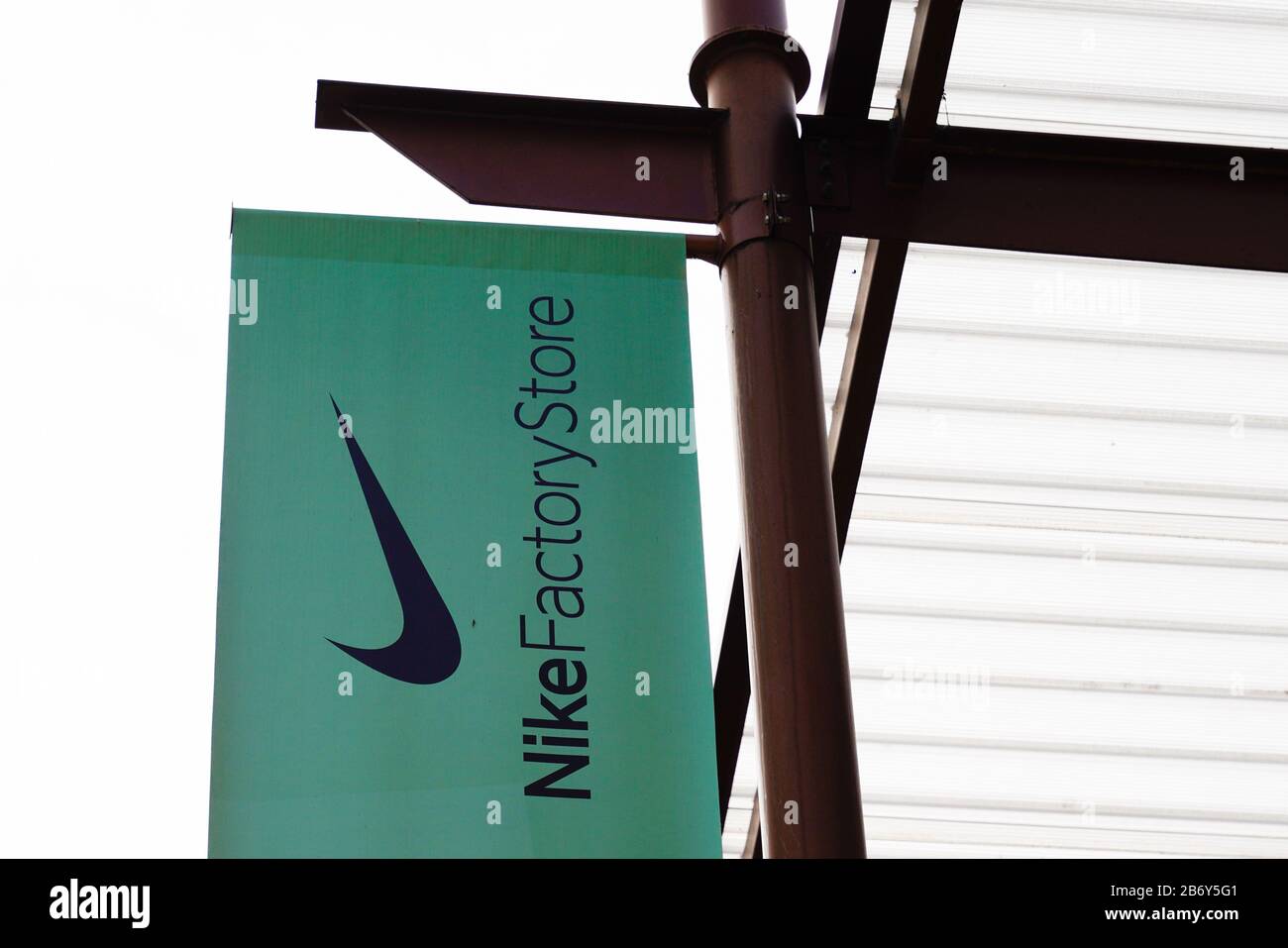 Bordeaux , Aquitaine / France - 10 17 2019 : Nike Factory logo store  American shop multinationale Corporation fabrique des panneaux avant vend  des chaussures de sport Photo Stock - Alamy