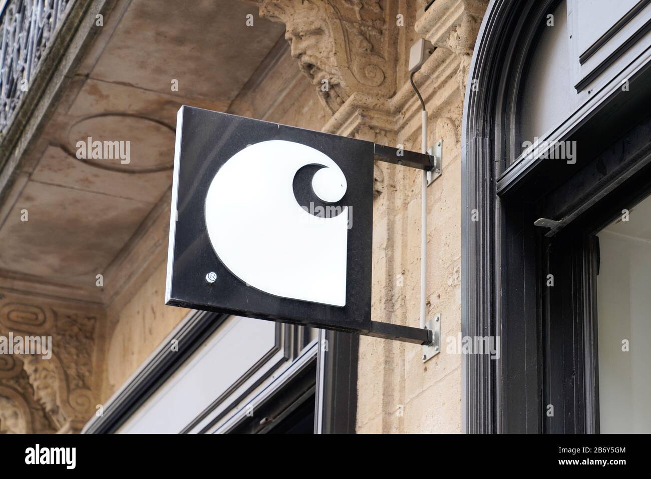 Bordeaux , Aquitaine / France - 11 07 2019 : Carhartt logo boutique signe  boutique vêtements magasin Photo Stock - Alamy