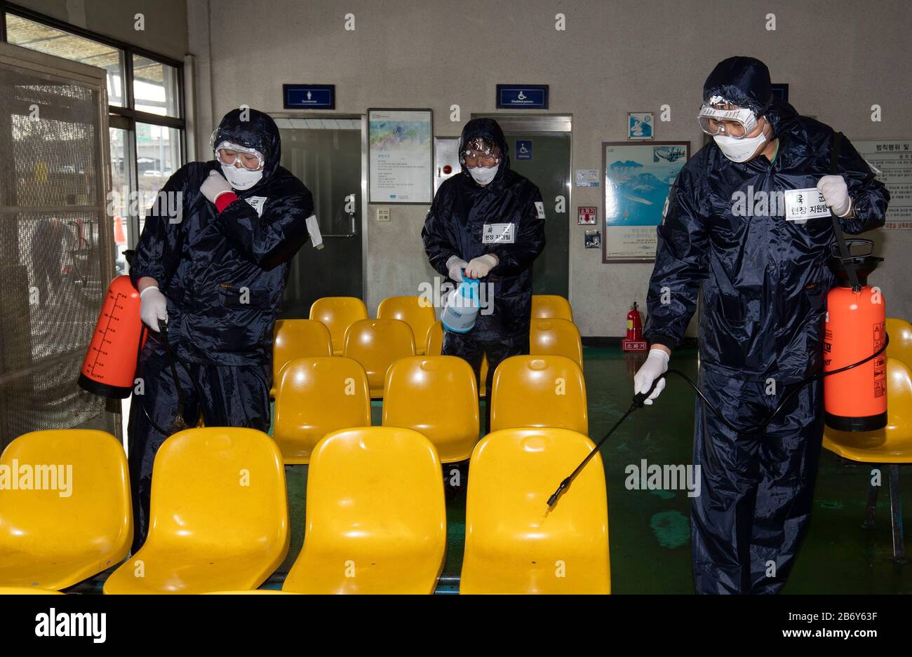 Séoul, Corée Du Sud. 12 mars 2020. Les membres du personnel désinfectent un terminal d'autobus dans le district de Gwangjin, à Séoul, en Corée du Sud, le 12 mars 2020. La Corée du Sud a confirmé 114 autres cas de COVID-19 par rapport à 24 heures auparavant à minuit jeudi heure locale, portant le nombre total d'infections à 7 869. Cinq autres décès ont été signalés, ce qui a fait passer le nombre de morts à 66. Crédit: Lee Sang-Ho/Xinhua/Alay Live News Banque D'Images